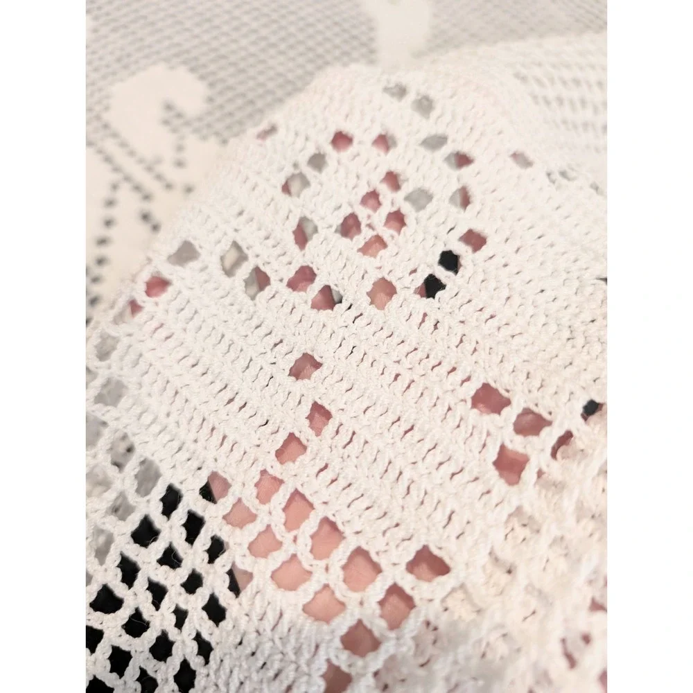 Handmade Crochet Floral Crochet Oval Tablecloth Size: 75
